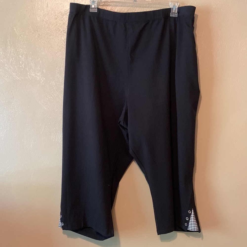 Catherine’s Suprema Collection 6X black stretchy Capris plaid leg design